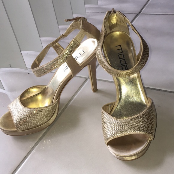 ❗️SOLD❗️Gold Heels - Picture 2 of 6